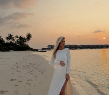 HALJINA I PLAŽA Žena pevača otkrila u kom periodu je trudnoće