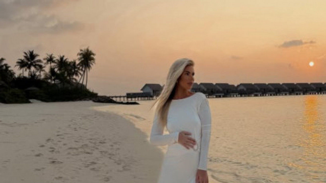 HALJINA I PLAŽA Žena pevača otkrila u kom periodu je trudnoće