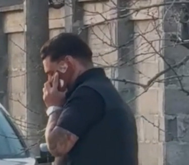 DOK LJUDI PRISTIŽU: Darko Lazić snimljen ispred porodične kuće