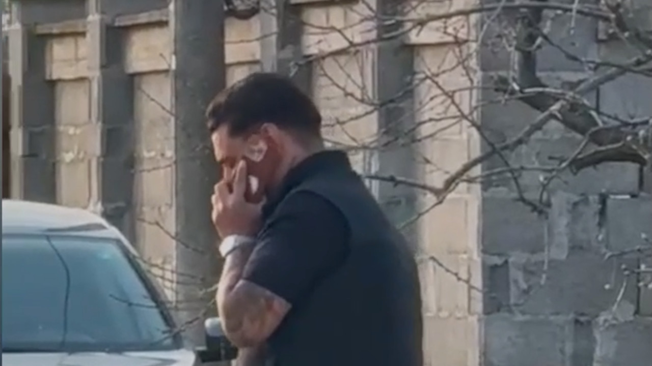 DOK LJUDI PRISTIŽU: Darko Lazić snimljen ispred porodične kuće