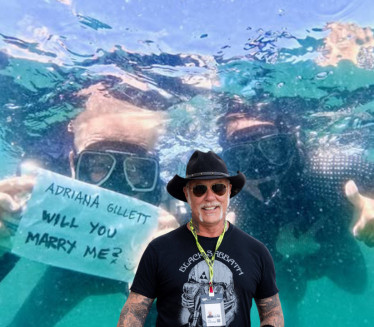 Певач "Металике" се верио у 7. деценији - и то под водом