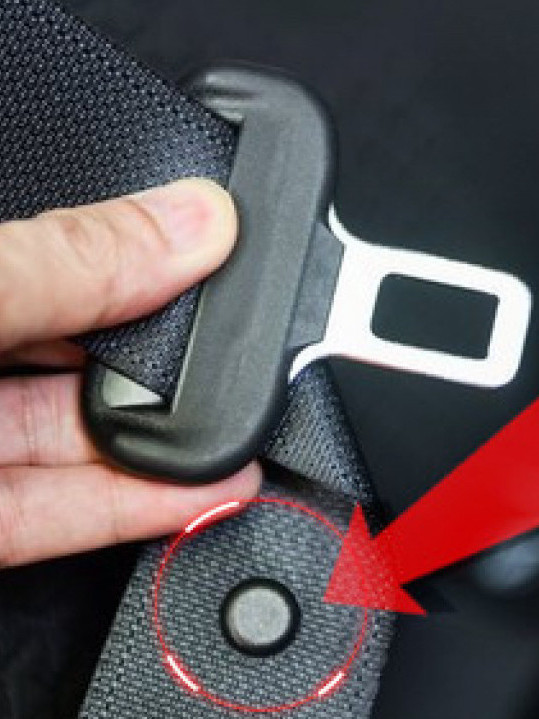 МНОГИ СЕ ИЗНЕНАДЕ: Чему служи дугме на сигурносном појасу