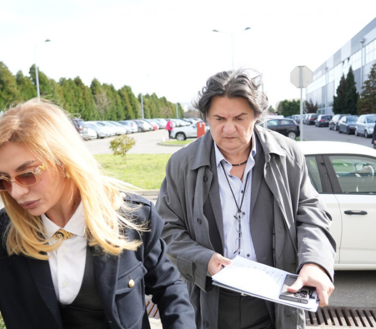 "NE PRILIČI MU DA TAKO NEŠTO PIŠE" Kemiš poslao poruku našoj poznatoj pevačici, ona besna: "Nisam kriva što ne mogu da imaju moje godine"