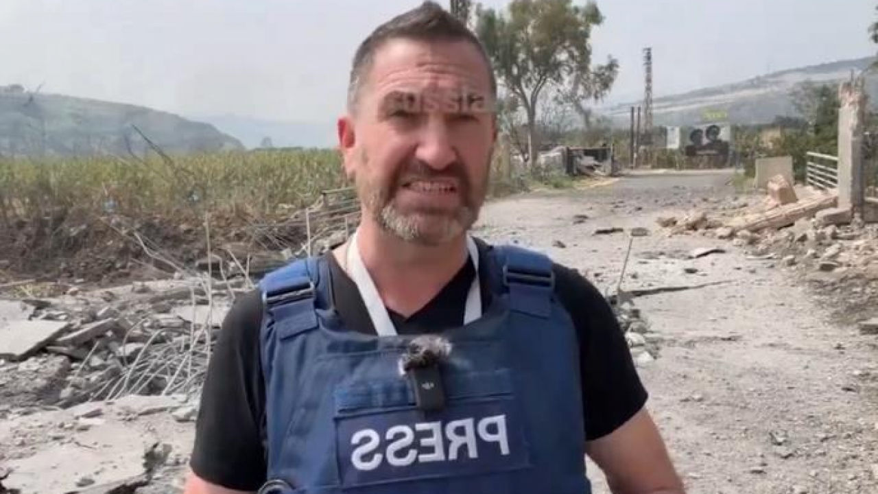 JEZIVO: Projektil pada iza novinara dok izveštava