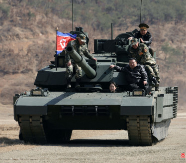OVO IMA SAMO U SEVERNOJ KOREJI: Kimova ćerka vozi tenk! FOTO