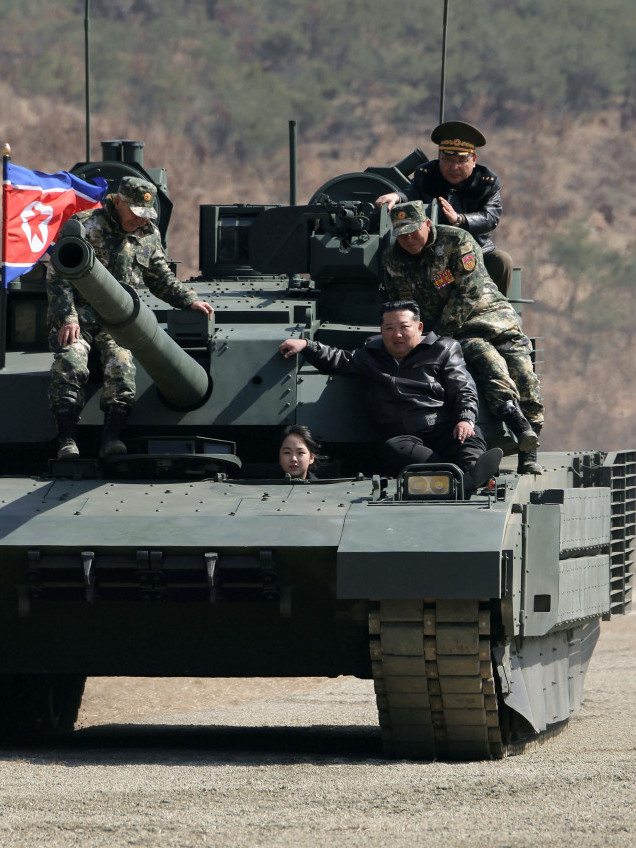 OVO IMA SAMO U SEVERNOJ KOREJI: Kimova ćerka vozi tenk! FOTO