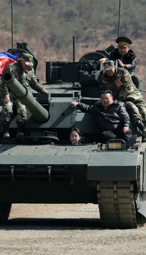 OVO IMA SAMO U SEVERNOJ KOREJI: Kimova ćerka vozi tenk! FOTO