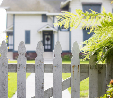 "OGRADA JE RUŽNA ZA PRESTIŽAN KRAJ!" Bračni par u šoku