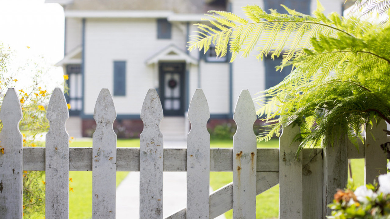 "ОГРАДА ЈЕ РУЖНА ЗА ПРЕСТИЖАН КРАЈ!" Брачни пар у шоку