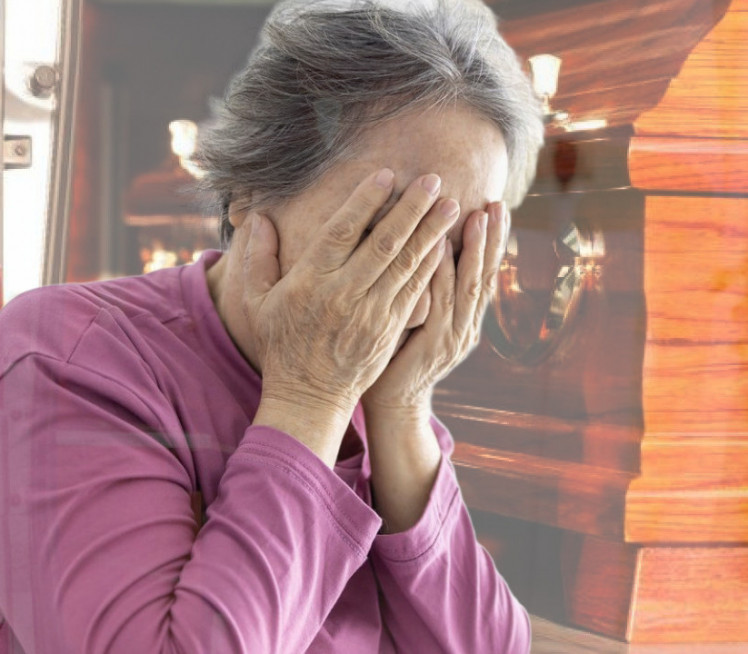 БИЗАРНО: Син купио мртвачки сандук живој мајци, ево зашто