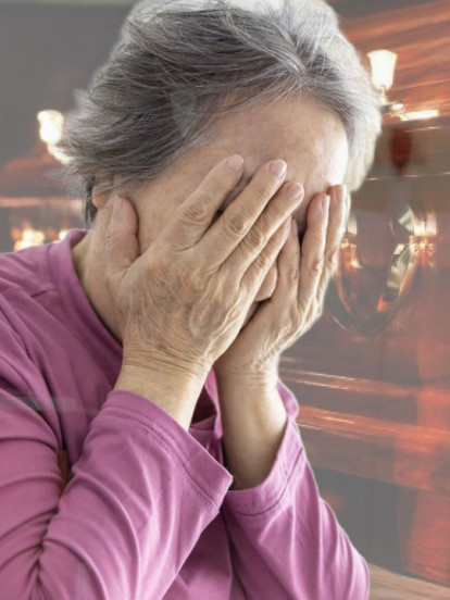 БИЗАРНО: Син купио мртвачки сандук живој мајци, ево зашто