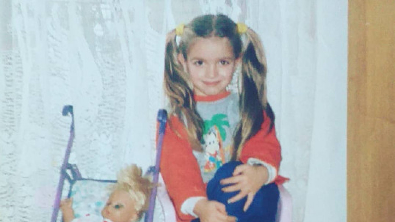 JEDNA OD NAJATRAKTIVNIJIH PEVAČICA Ko je devojčica sa fotke?