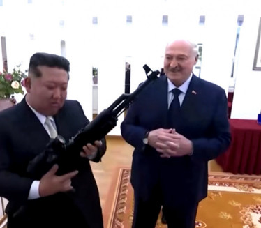 ЛУКАШЕНКО КИМУ ДАО ПУШКУ: "Ако се непријатељи појаве!" ФОТО
