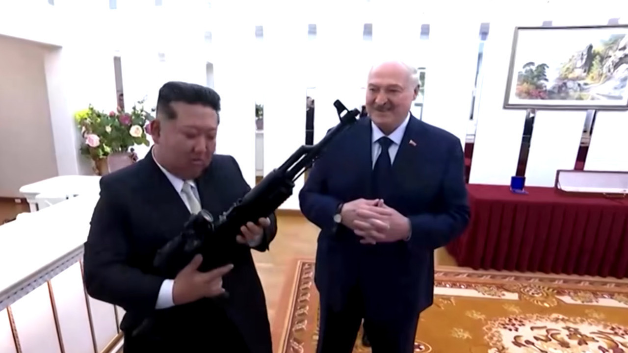 ЛУКАШЕНКО КИМУ ДАО ПУШКУ: "Ако се непријатељи појаве!" ФОТО