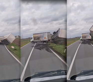 ВЕТАР ОДУВАО КАМИОН: Језив снимак из Хрватске (ВИДЕО)