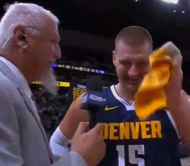 НБА УРНЕБЕС: Новинар насмејао Јокића до суза