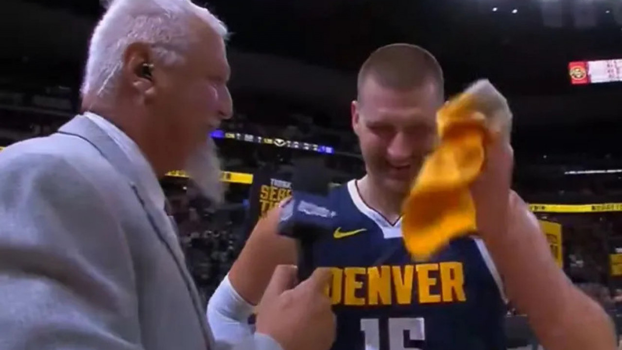 НБА УРНЕБЕС: Новинар насмејао Јокића до суза