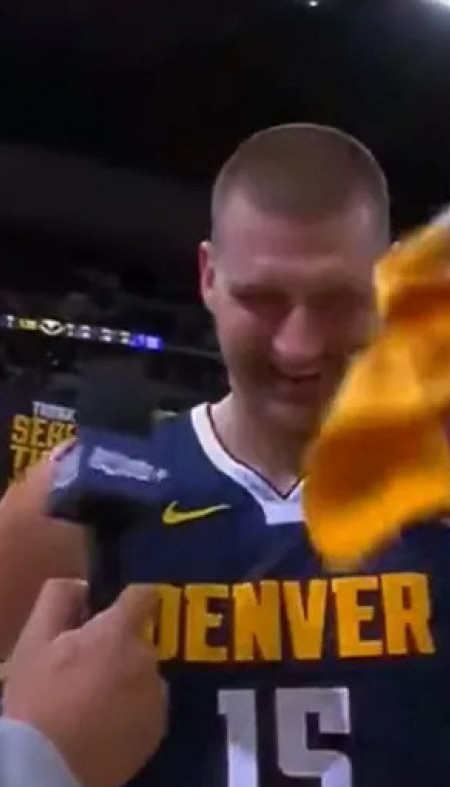 НБА УРНЕБЕС: Новинар насмејао Јокића до суза