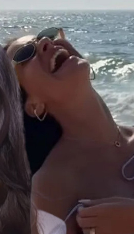 ЗАНОСНА КОСЈЕРИНА: Спала јој бретела, препланула на плажи