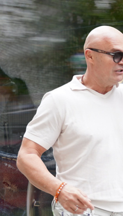 МЕТАК ПРОШАО КРОЗ ШАКУ: Мили рањен пиштољем, умало трагедија