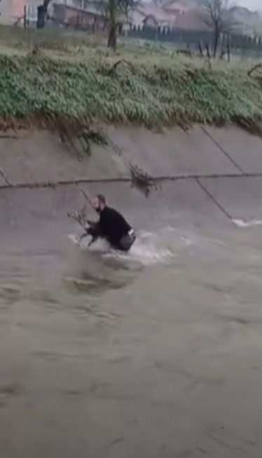 ЈОВАН ОДУШЕВИО РЕГИОН! Из набујале реке спасио срну (ВИДЕО)