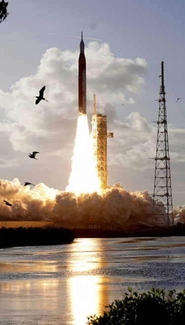 ИСТОРИЈСКА МИСИЈА: НАСА лансирала астронауте на Месец