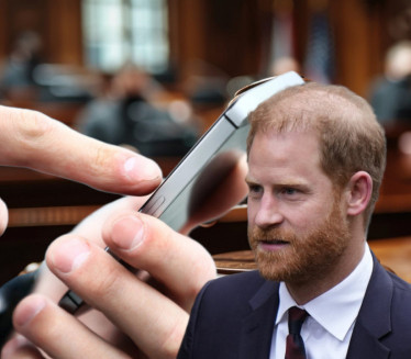 Podneta TUŽBA: Princ Hari novinarki slao intiman sadržaj