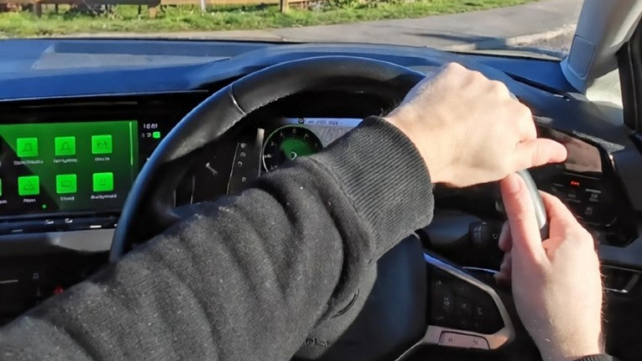 МНОГИ ГРЕШЕ: Знате ли како се исправно рукује воланом