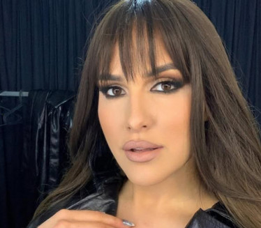 ПОРОДИЛА СЕ ПЕВАЧИЦА: Муж поделио фотографију из сале