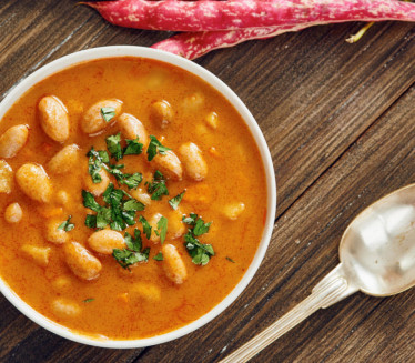 PASULJ SA SUVIM ŠLJIVAMA: Bez nadimanja, brzo se kuva