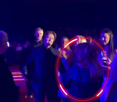 I ČOLA U ČUDU: NJegova prva devojka došla na koncert (VIDEO)