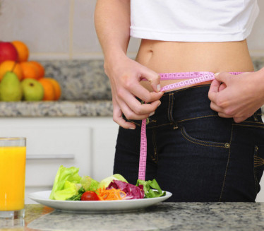 KAKO JESTI MANJE BEZ OSEĆAJA GLADI? 6 trikova koji će pomoći