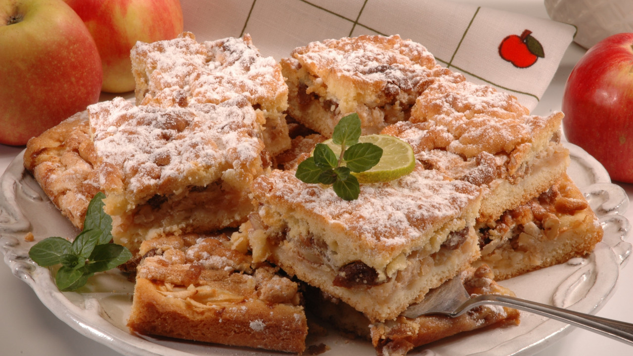 POGODNA I ZA VELIKI PETAK: Posna pita sa jabukama