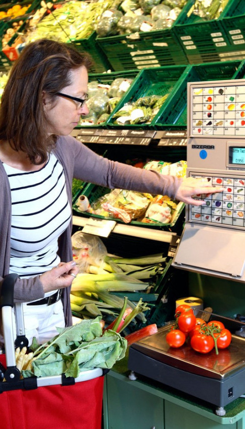 TRGOVCI U ŠOKU Evo kako kupci u Srbiju kradu na vagama