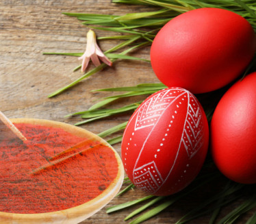 PRIRODNO DO JARKO CRVENE BOJE: Tehnika farbanja jaja paprikom