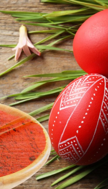 PRIRODNO DO JARKO CRVENE BOJE: Tehnika farbanja jaja paprikom