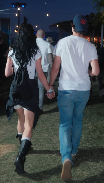 РУКА У РУЦИ: Славна певачица усликана са БИВШИМ ПРЕМИЈЕРОМ