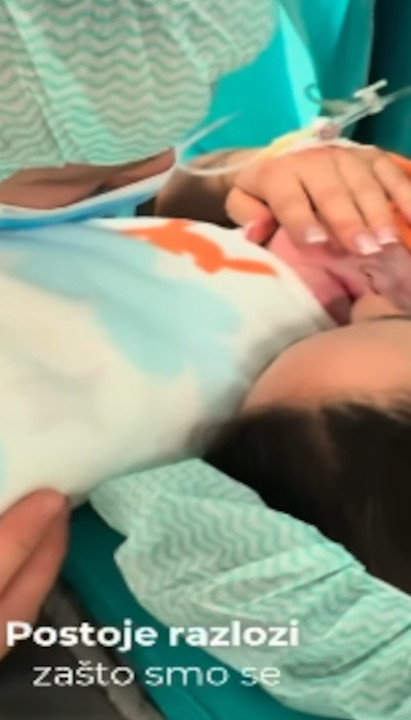 DRAMA NA USKRS: Pevačica se porodila, lekari joj pretili