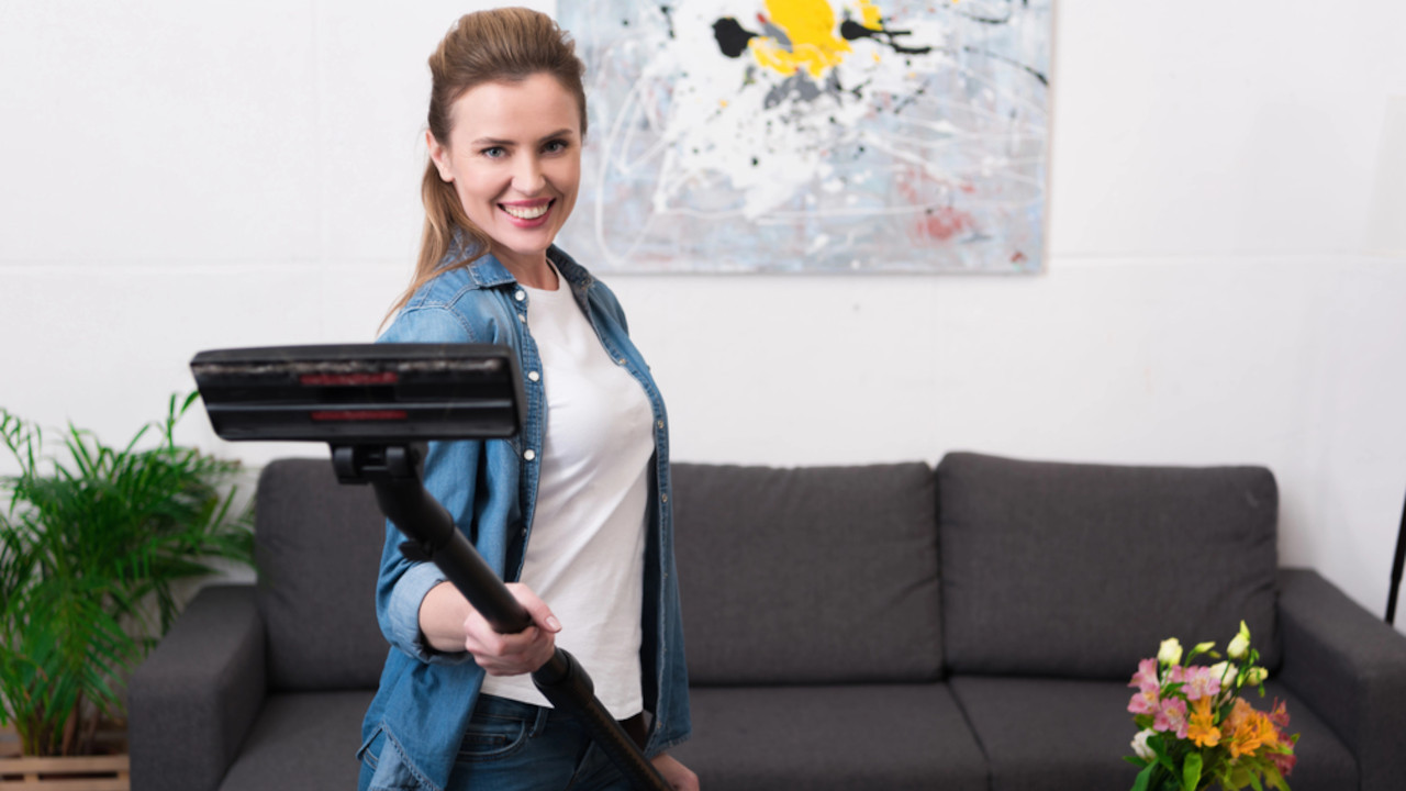 BOLJE OD USISIVAČA: Neverovatan trik za čišćenje tepiha