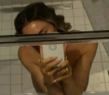 KAO OD MAJKE ROĐENA: Senida pozirala potpuno naga (FOTO)