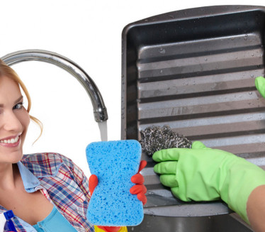 BLISTAĆE: Trik za čišćenje plehova - masnoća nestaje za tren