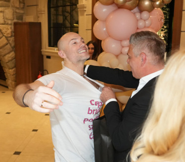 Видите како слави тата Софра: Цепај брале, постао сам ћале