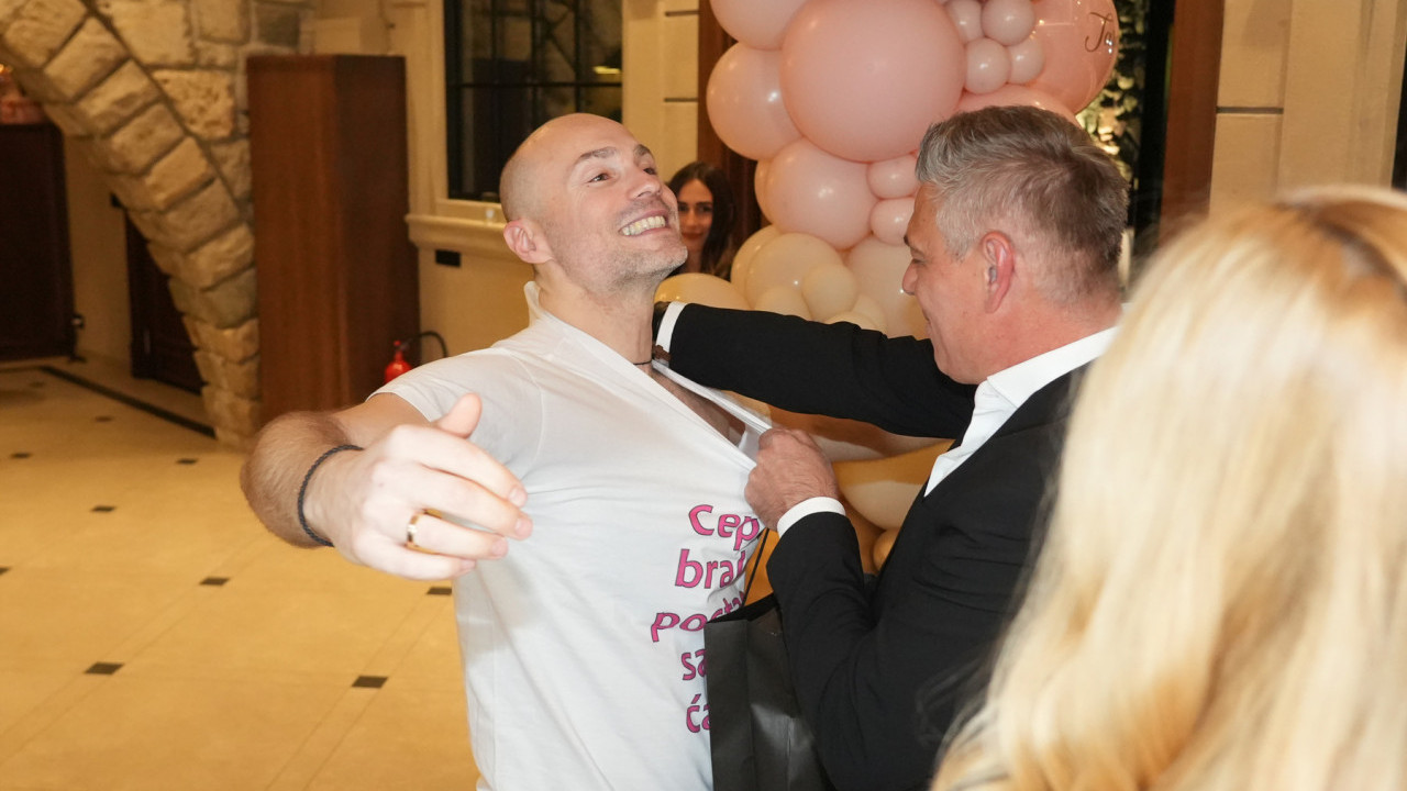 Видите како слави тата Софра: Цепај брале, постао сам ћале