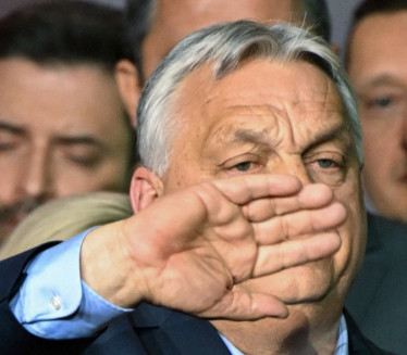 Orban u srpskom komšiluku snimljen u kupaćim gaćama na jahti