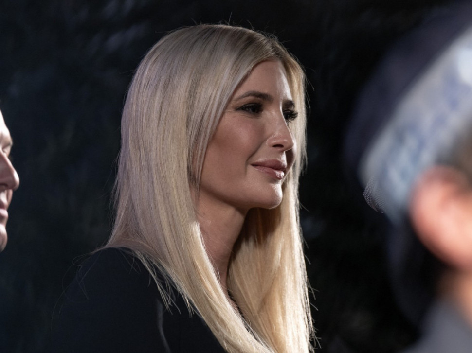 Zavodljiva poza i isklesani trbušnjaci: Ivanka (44) u kupaćem