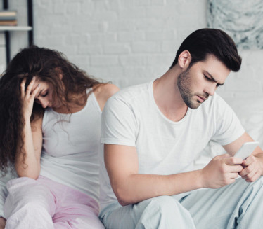 Седам знакова да вас партнер вара: Ово ће вас баш изненадити