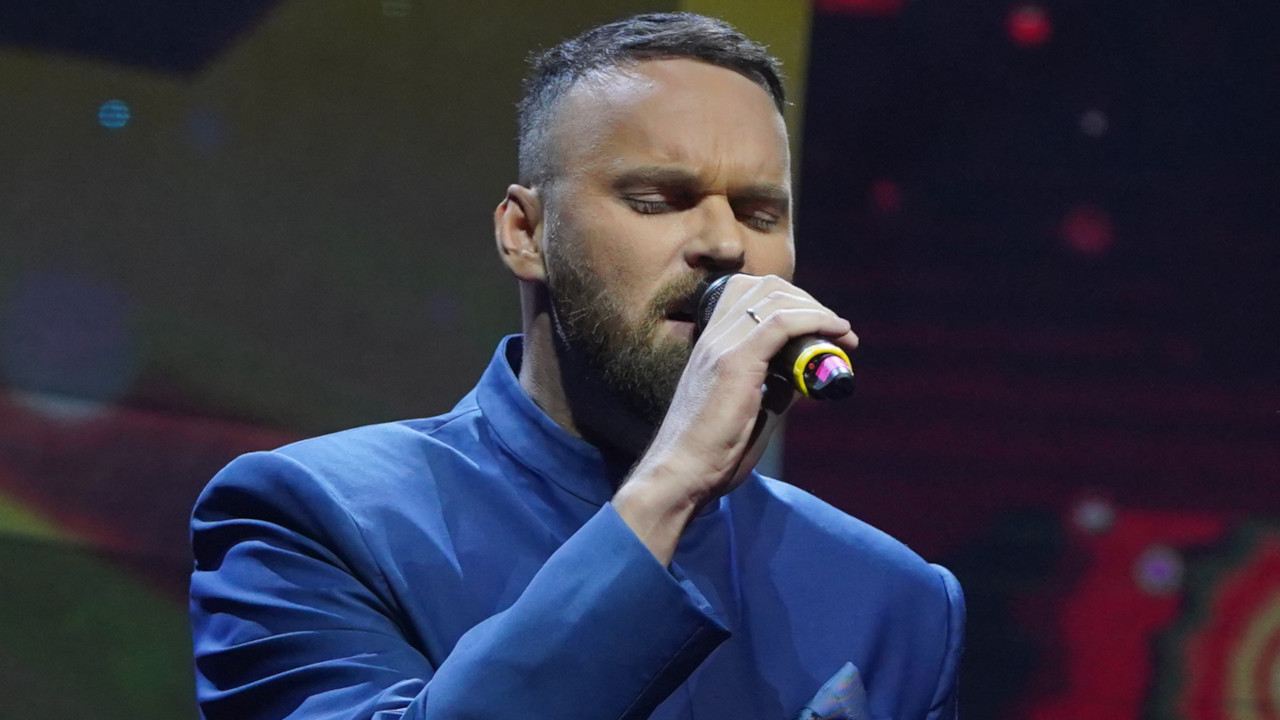 Доживео хорор на наступу: Певачу гост одгризао уво