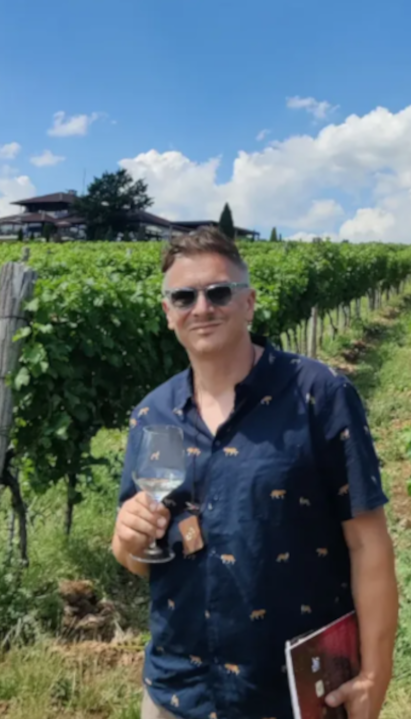 Ženu i decu odveo na selo: Naš glumac mir pronašao u prirodi