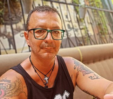 "Pobegao sam kroz prozor": Pevač prevario devojku