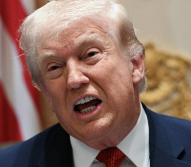 "Самоубиство суперсиле": Познати историчар сурово о Трампу